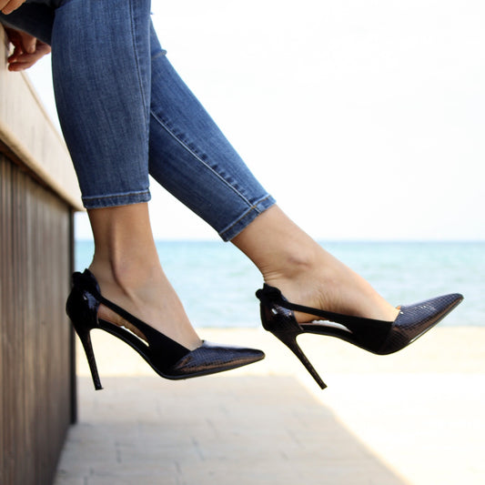 6 Ways to Naturally Deodorize Your Shoes